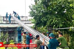 Công an xã Hiệp Hưng giúp dân khắc phục hậu quả thiên tai