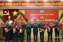 Trao tặng Huy hiệu 35 năm tuổi Đảng cho 5 Thứ trưởng Bộ Quốc phòng