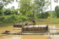 Bảo vệ an toàn các lồng nuôi cá trong mùa mưa bão
