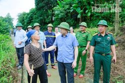 Phó Chủ tịch UBND tỉnh Cao Văn Cường kiểm tra công tác ứng phó với bão số 4 tại các xã miền núi