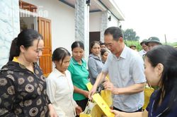 Phó Bí thư Tỉnh ủy Trịnh Tuấn Sinh thăm hỏi tình hình đời sống người dân vùng lũ Vân Du