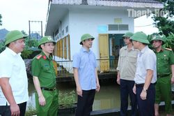Phó Bí thư Thường trực Tỉnh ủy Nguyễn Hồng Phong kiểm tra, chỉ đạo ứng phó với mưa bão