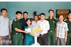 Cô Tô trao 2 nhà Đại đoàn kết cho hộ khó khăn