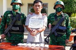 Bắt người vận chuyển gần 700g tinh thể nghi l&agrave; ma t&uacute;y qua bi&ecirc;n giới