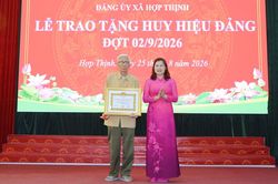 Phó Chủ tịch HĐND tỉnh Lâm Thị Hương Thành dự Lễ trao tặng Huy hiệu Đảng tại xã Hợp Thịnh