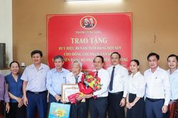 Phó Bí thư Thành ủy, Chủ tịch Ủy ban MTTQ Việt Nam thành phố Nguyễn Đình Vĩnh trao Huy hiệu 80 năm tuổi Đảng