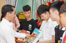 500 học sinh xã Sơn Cẩm Hà được tặng sách giáo khoa năm học 2026 - 2027
