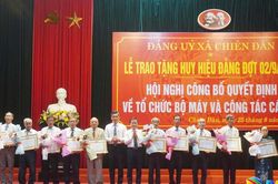 Nhiều địa phương trao Huy hiệu Đảng đợt 2/9 cho đảng viên