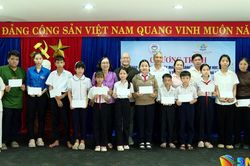 Trao 50 suất học bổng 'Vì ngày mai tươi sáng' cho học sinh có hoàn cảnh khó khăn