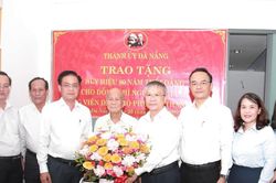 Chủ tịch HĐND th&agrave;nh phố Đ&agrave; Nẵng Nguyễn Đức Dũng trao Huy hiệu 80 năm tuổi Đảng cho 3 đảng vi&ecirc;n l&atilde;o th&agrave;nh