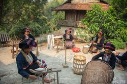 Sợi chỉ kể chuyện văn hóa dân tộc Lào