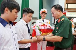 Tuyên dương thí sinh trúng tuyển vào các trường quân đội năm 2026