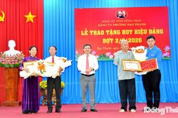 Đồng chí Phan Văn Thắng trao Huy hiệu Đảng tại phường Đạo Thạnh