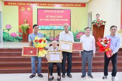 Phó Bí thư Thường trực Tỉnh ủy Phan Văn Thắng trao Huy hiệu Đảng tại xã Mỹ Quí