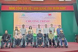 Tặng 40 chiếc xe lăn cho người khuyết tật tại 4 xã phía Tây Gia Lai