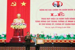 Đảng ủy Cục Chính trị Quân đoàn 34 trao tặng Huy hiệu Đảng đợt 2-9