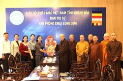 Phó Chủ tịch Thường trực Ủy ban MTTQ Việt Nam tỉnh Trần Thu Mai thăm, tặng quà các chức sắc, chức việc Phật giáo