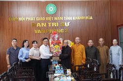Lãnh đạo Ủy ban MTTQ Việt Nam tỉnh Khánh Hòa thăm, tặng quà các chức sắc Phật giáo