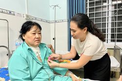 Ấm áp chương trình “Hoa hồng xuống phố” tại Bệnh viện Ung bướu Khánh Hòa