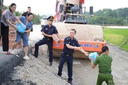 Hỗ trợ người dân xã Kháng Chiến bị ảnh hưởng của bão số 4