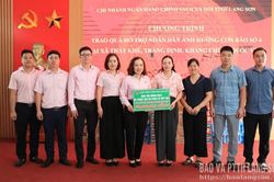 Chi nhánh Ngân hàng Chính sách xã hội tỉnh hỗ trợ 350 triệu đồng cho các xã, phường bị thiệt hại bởi cơn bão số 4