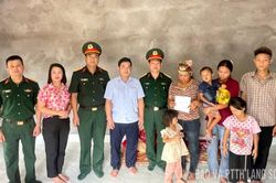 Thăm hỏi, động viên gia đình có người tử vong do bão số 4