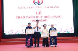 Đảng ủy phường Tam Thanh trao huy hiệu Đảng đợt 2/9