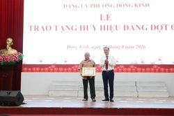 Đảng ủy phường Đông Kinh trao tặng Huy hiệu Đảng dịp 2/9