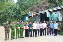 Trao hỗ trợ cho các gia đình bị ảnh hưởng do lở đá ở xã Chi Lăng