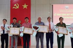 Quảng Tín trao tặng Huy hiệu Đảng cho 28 đảng viên đợt 2/9