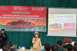 Hơn 400 lái xe Lâm Đồng được tuyên truyền pháp luật giao thông