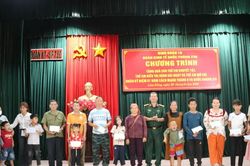 Đoàn Kinh tế - Quốc phòng 720 tuyên dương học sinh, tặng quà trẻ em có hoàn cảnh khó khăn