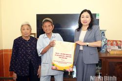 Đồng chí Phó Bí thư Tỉnh ủy, Chủ tịch Ủy ban MTTQ Việt Nam tỉnh Đinh Thị Lụa thăm, tặng quà gia đình cán bộ tiền khởi nghĩa ở xã Bình Giang