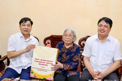 Lãnh đạo UBND tỉnh thăm, tặng quà lão thành cách mạng, cán bộ tiền khởi nghĩa nhân dịp Quốc khánh 2/9