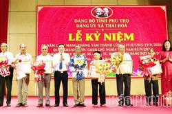 X&atilde; Th&aacute;i H&ograve;a kỷ niệm 81 năm C&aacute;ch mạng Th&aacute;ng T&aacute;m v&agrave; trao Huy hiệu Đảng đợt 2/9