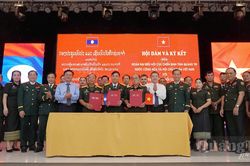 Hội CCB tỉnh và Hiệp hội CCB các tỉnh Khăm Muồn, Sạ-vẳn-na-khệt: Hội đàm và ký kết biên bản phối hợp