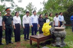 Đoàn đại biểu tỉnh Quảng Trị dâng hương tri ân Đại tướng Võ Nguyên Giáp