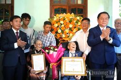 Đồng chí Chủ nhiệm Tổng cục Chính trị Quân đội nhân dân Việt Nam trao Huy hiệu 80 năm tuổi Đảng cho đảng viên lão thành