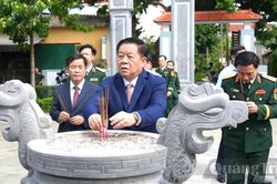 Đồng chí Chủ nhiệm Tổng cục Chính trị Quân đội Nhân dân Việt Nam dâng hương tri ân Đại tướng Võ Nguyên Giáp