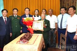 Đồng chí Đại tướng Nguyễn Trọng Nghĩa trao Huy hiệu 80 năm tuổi Đảng cho các đảng viên lão thành tại tỉnh Quảng Trị