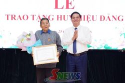 Lễ trao tặng Huy hiệu Đảng đợt 2/9 tại xã Co Mạ