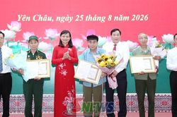 Đồng chí Trưởng ban Nội chính Tỉnh ủy trao Huy hiệu Đảng tại xã Yên Châu, Chiềng Hặc