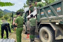 Công an xã Song Khủa hỗ trợ nhân dân khắc phục hậu quả mưa lốc