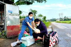 Nữ hộ sinh kịp thời đỡ đẻ cho sản phụ chuyển dạ trên đường đến bệnh viện