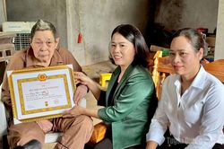 C&aacute;c đồng ch&iacute; l&atilde;nh đạo tỉnh trao Huy hiệu Đảng đợt 2-9