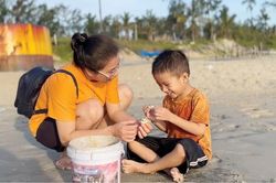 Cùng con trải nghiệm biển mùa hè