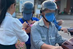 Những đóa hoa hồng hiếu hạnh chùa Phổ Thiện đến với công nhân