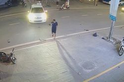 Phóng như bay, thanh niên cùng xe máy điện mài đường, lao thẳng ô tô đang quay đầu