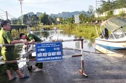Sau bão số 4, nhiều tuyến đường Thanh Hóa vẫn ngập sâu, sạt lở gây ách tắc giao thông
