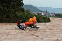 CSGT đường thủy Bắc Ninh kịp thời hỗ trợ người dân vùng ngập lụt bị cô lập